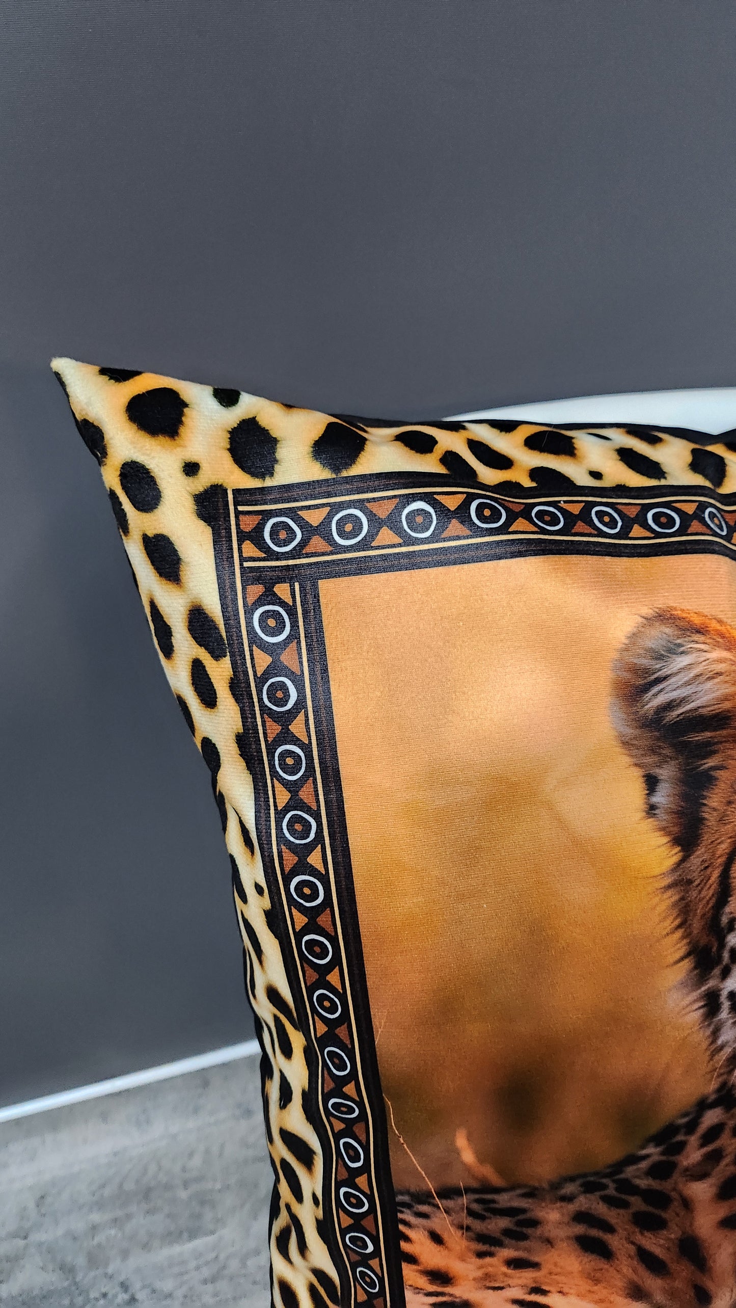 BOSKIND Luxurious African Safari Cushion - Cheetah Hunt