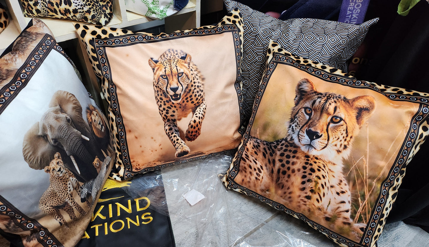 BOSKIND Luxurious African Safari Cushion - Cheetah Hunt