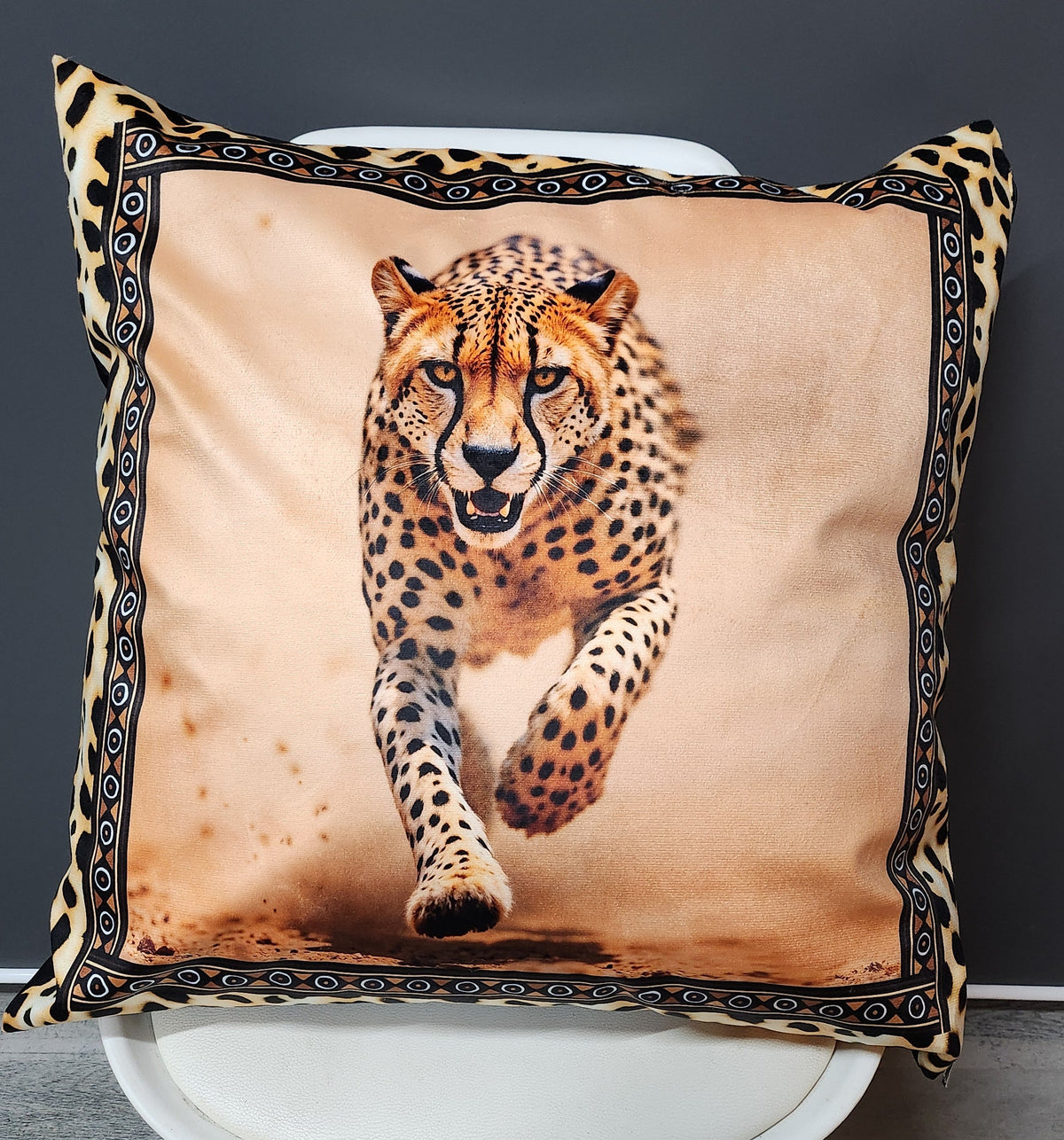 BOSKIND Luxurious African Safari Cushion - Cheetah Hunt
